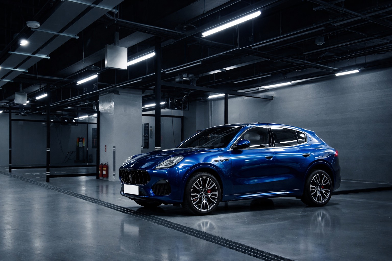 藍色 Maserati SUV 停放於室內高質感停車場 汽車美容鍍膜展示